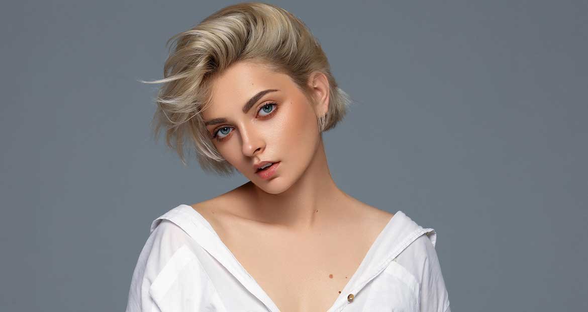 Modelo com cabelo curto loiro jogado pro lado